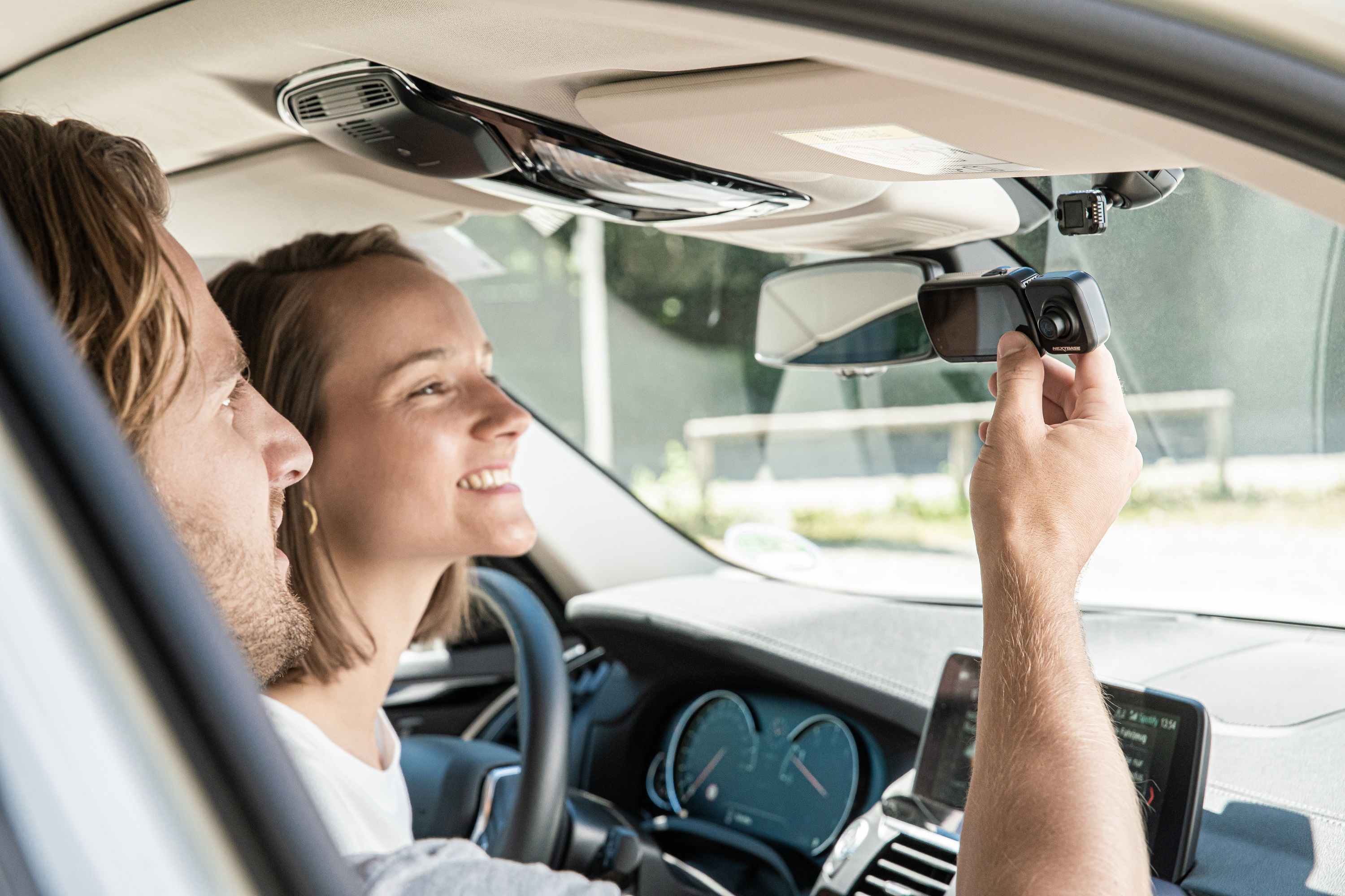 "Dashcam Bundle 522GW von Nextbase inkl. kabelloser Rücksichtkamera, 32GB SD-Karte, Festeinbau-Kabelsatz und Einbau - ATU