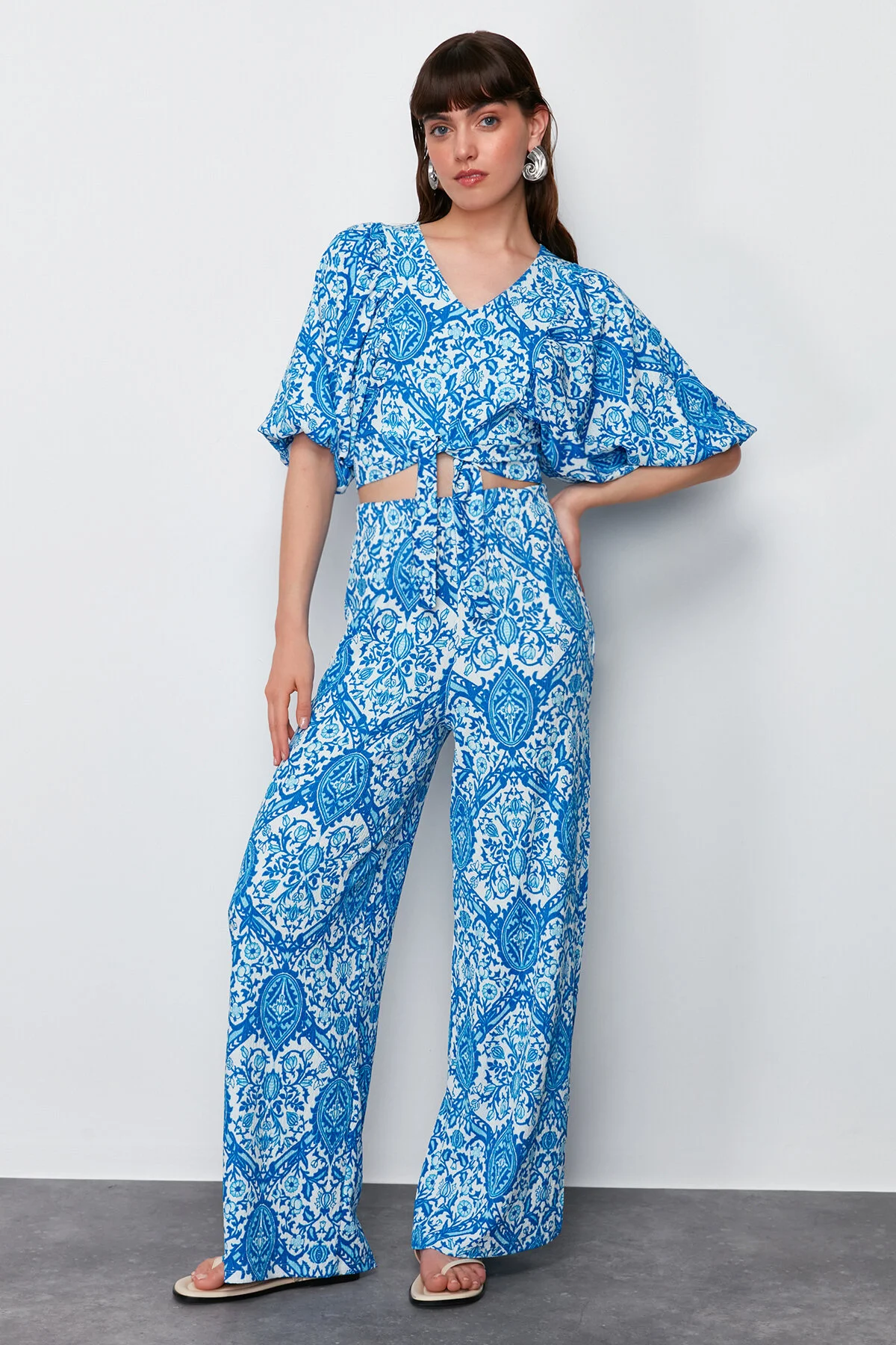 Trendyol Collection  Blau bedruckter V-Ausschnitt Ballonärmel Entspannter/bequemer Schnitt Strukturierter flexibler Strickanzug unten und oben TWOSS24AU00033