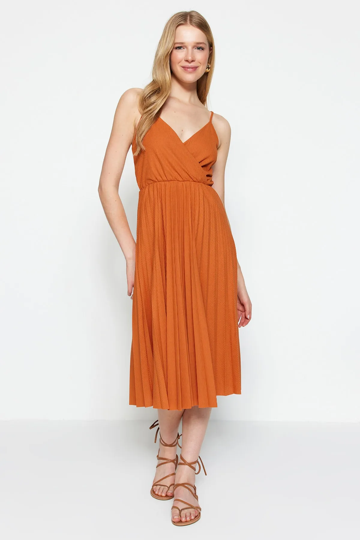 Trendyol Collection  Zimtfarbenes, offenes Taillen-/Skater-Midi-Kleid mit zweireihigen, plissierten Trägern und flexiblem Strick TWOSS20EL2729