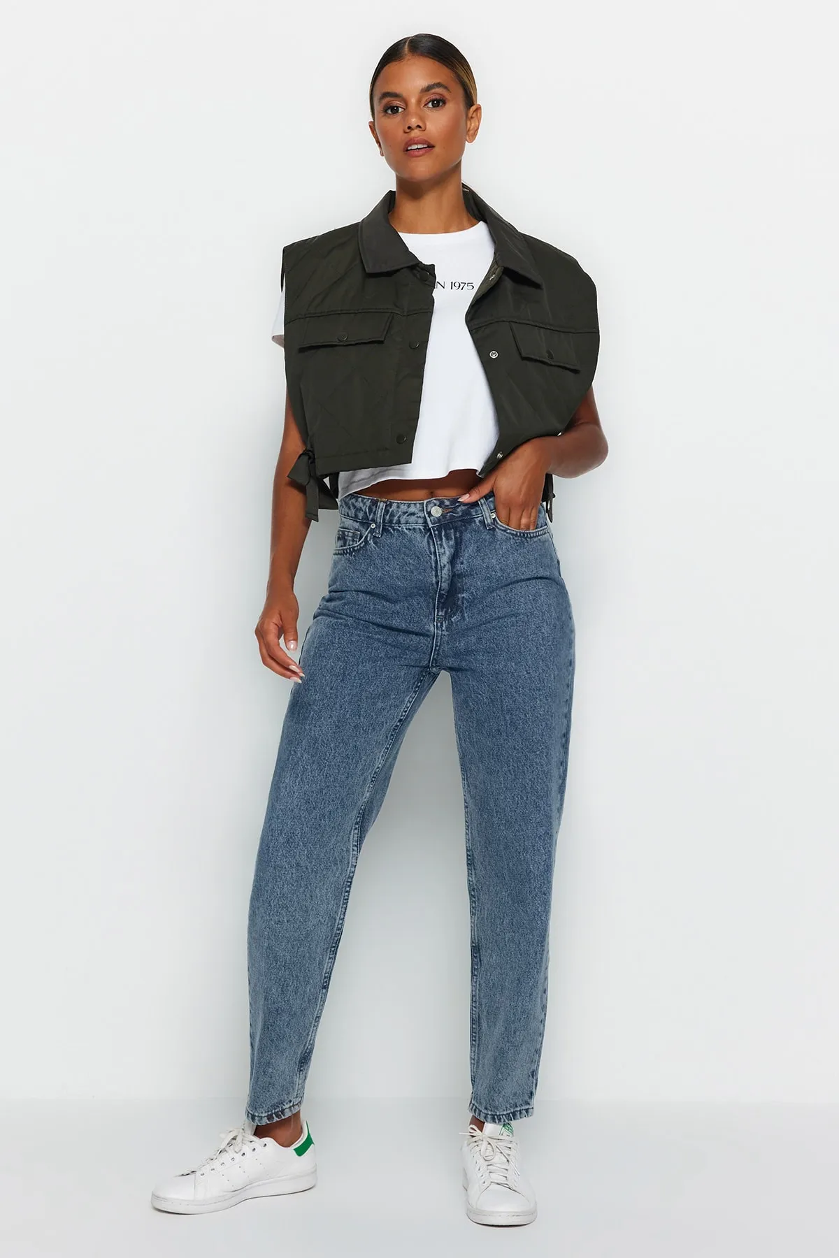Trendyol Collection  Blaue Mom-Jeans mit hoher Taille TWOAW24JE00034