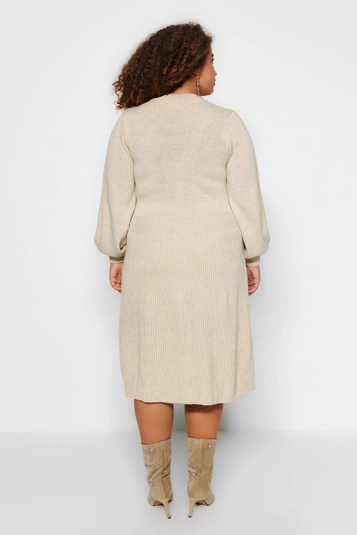 Trendyol Curve  Beiges Strickkleid mit Strickdetail TBBAW24AH00018