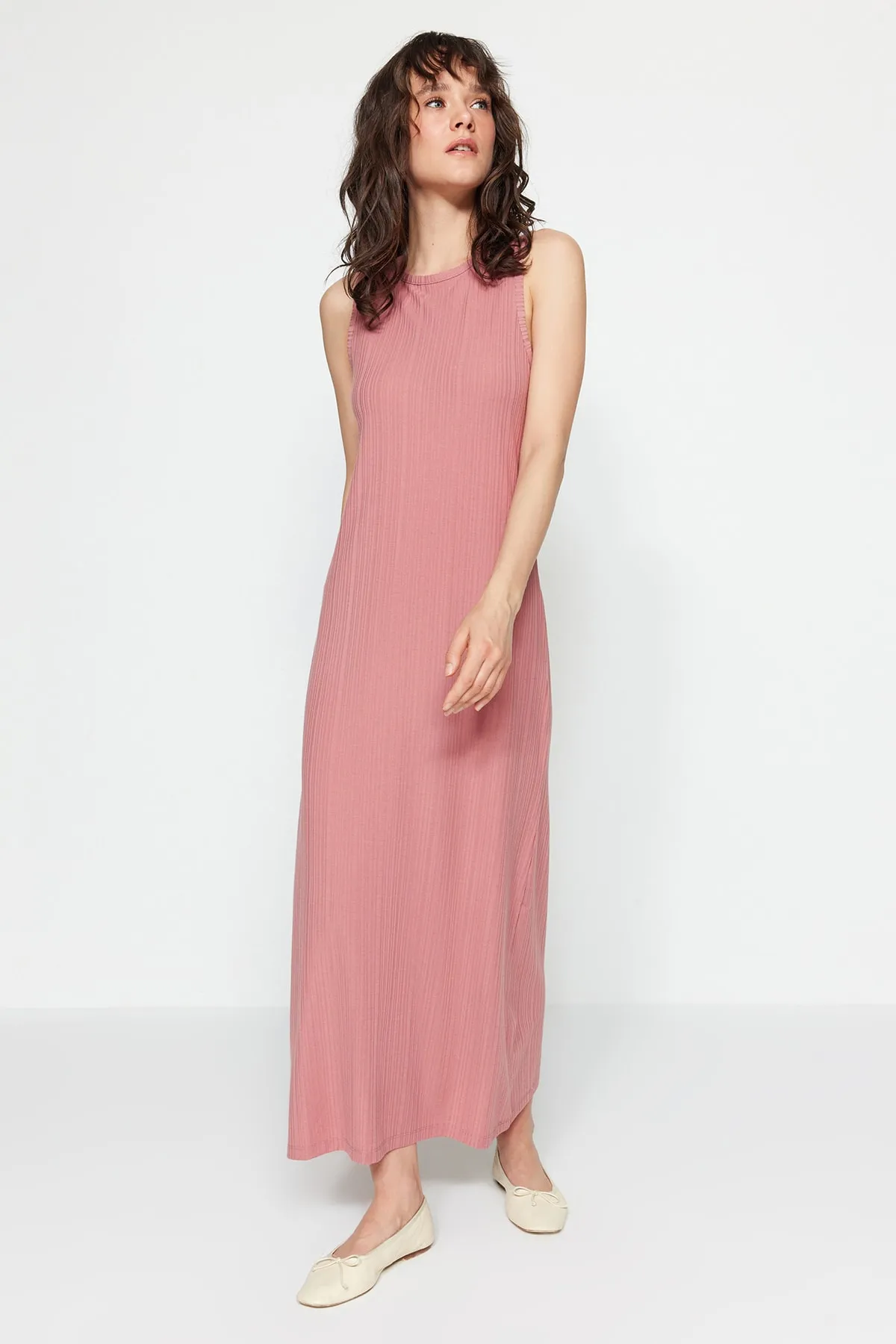 Trendyol Modest  Geripptes ärmelloses Strickkleid mit getrockneten Rosen TCTSS23EB00001