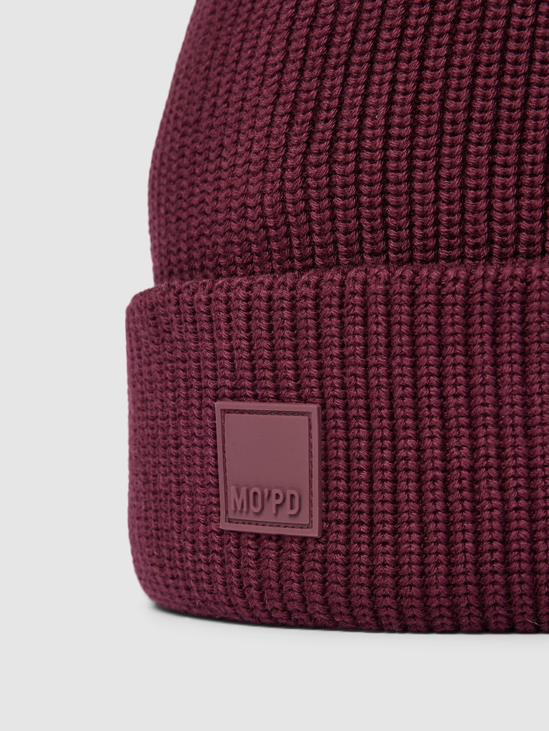 Beanie mit Label-Detail in bordeaux rot