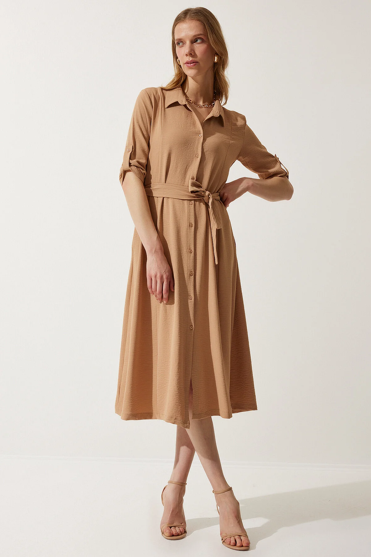 Happiness İstanbul  Kamelfarbenes Hemdkleid für Damen mit Gürtel DD01256