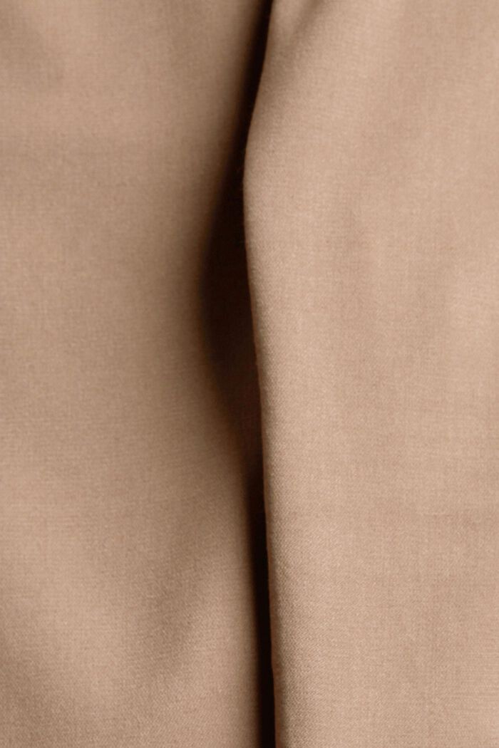 Chino mit hohem Bund und Gürtel