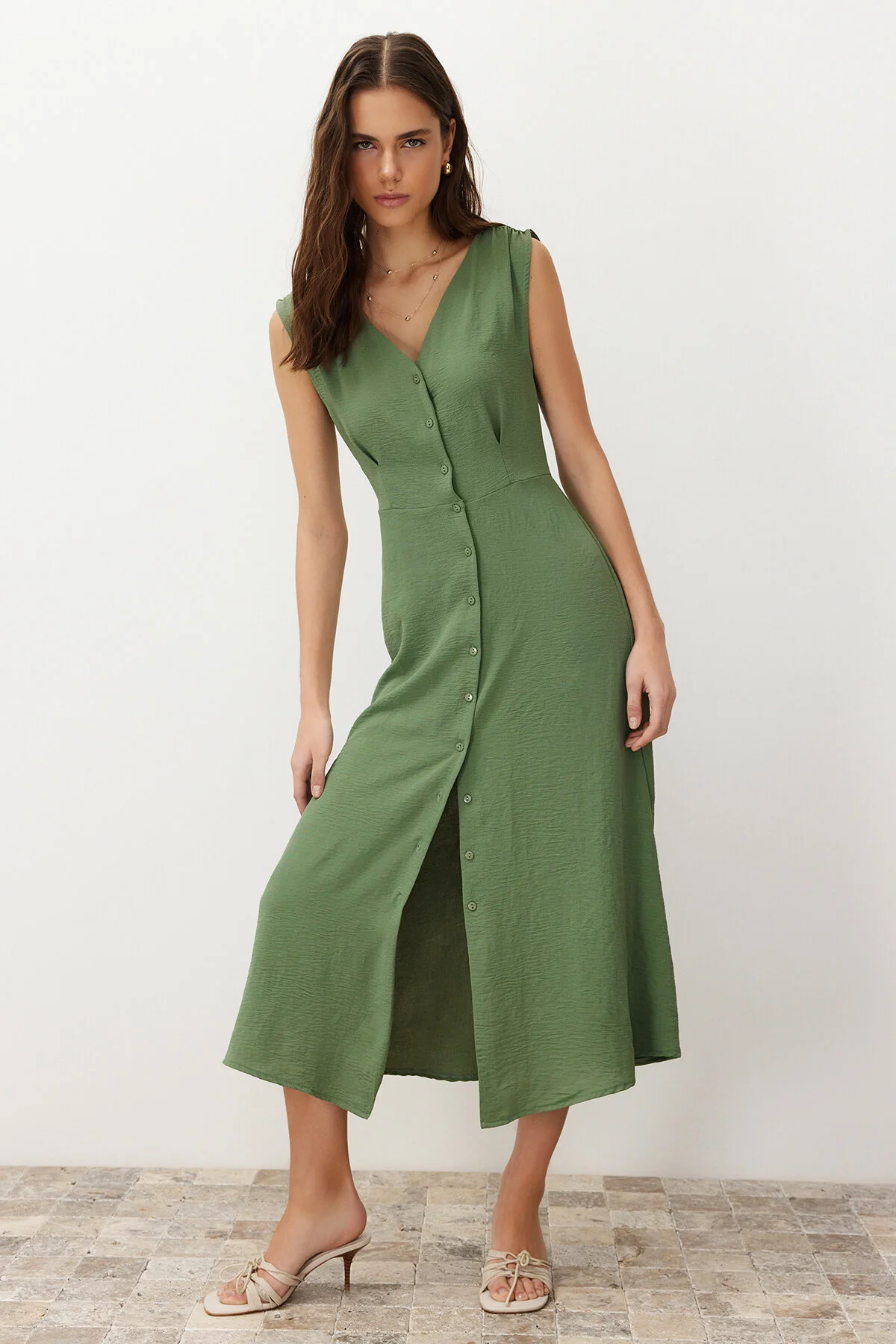 Trendyol Collection  Khakifarbenes, gewebtes Midi-Hemdkleid mit Knöpfen TWOSS24EL00442