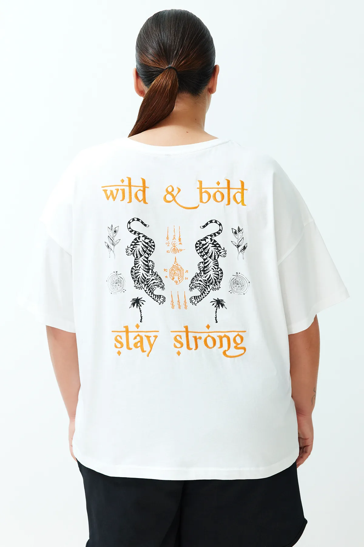 Trendyol Curve  Ecru Unisex-Übergröße, bequemes Paar-Strick-T-Shirt aus 100 % Baumwolle TBSSS24BF00033
