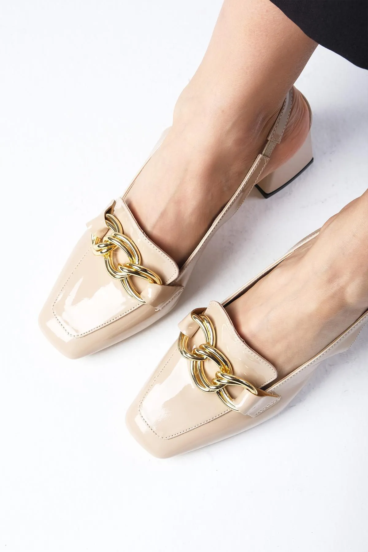 Mio Gusto  Corinne – Damenschuhe mit Absatz und stumpfer Spitze aus Lackleder in Nude-Farbe, offener Rückseite und dickem Absatz