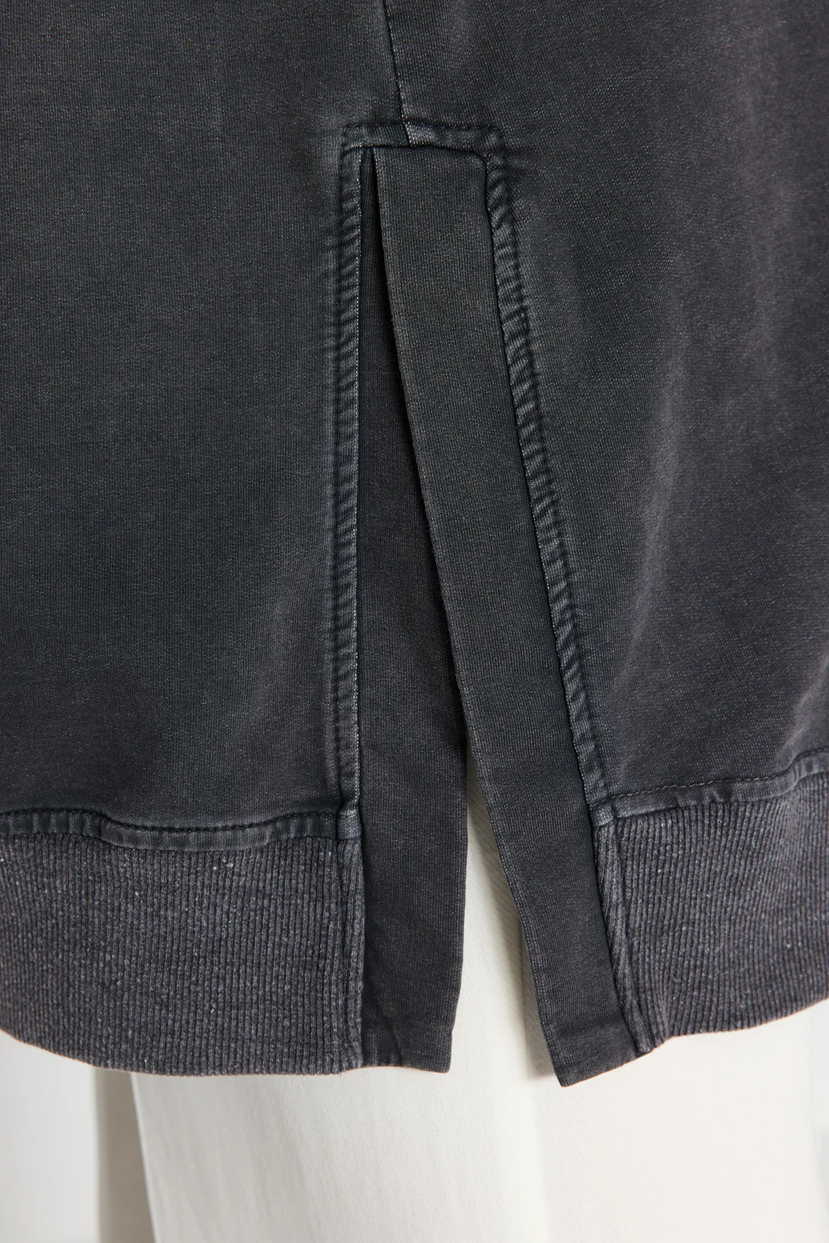 Trendyol Modest  Anthrazitfarbenes, gewaschenes Strick-Sweatshirt TCTSS23TW00062