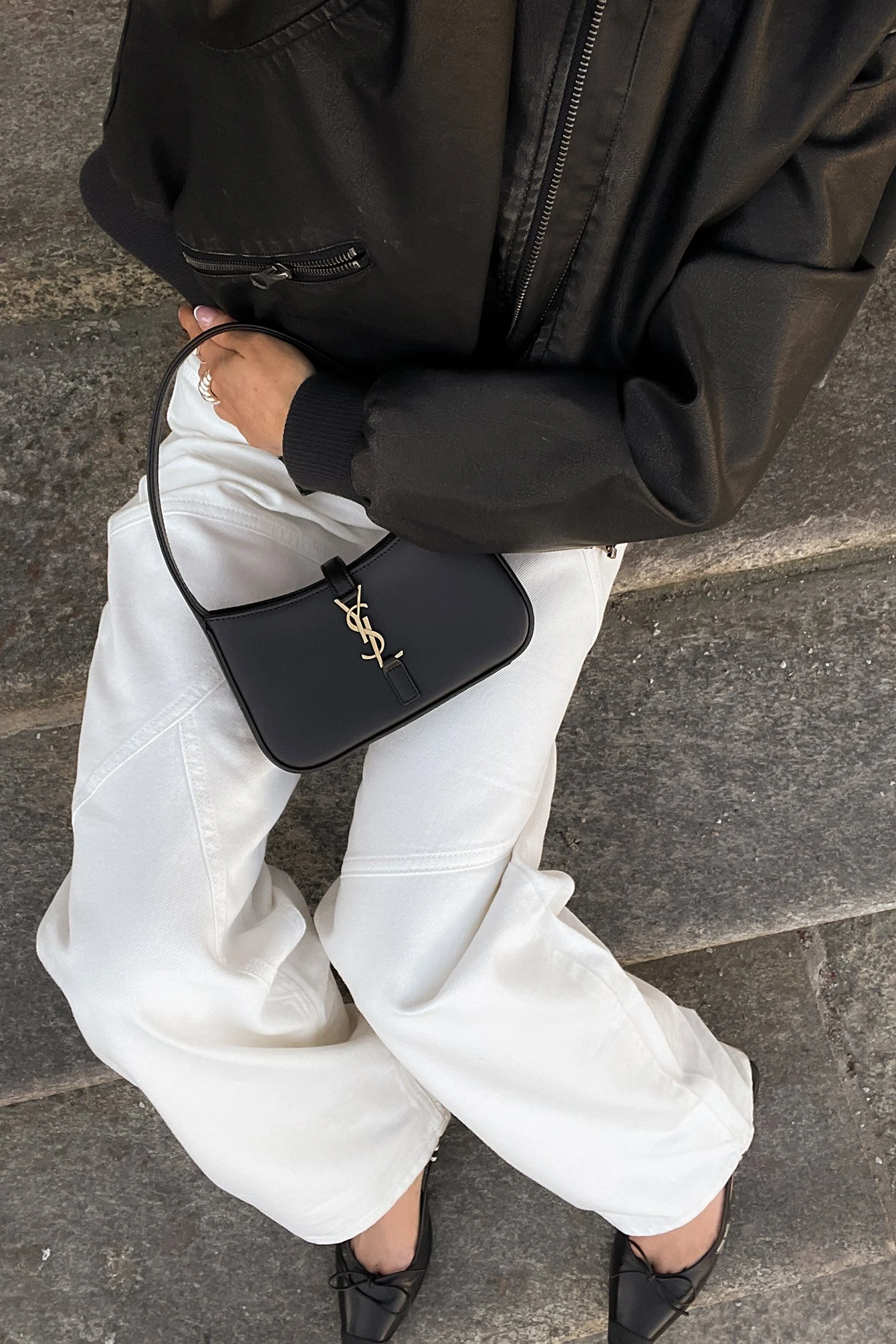 Weite Jeans mit mittlerer Taille und Nahtdetails