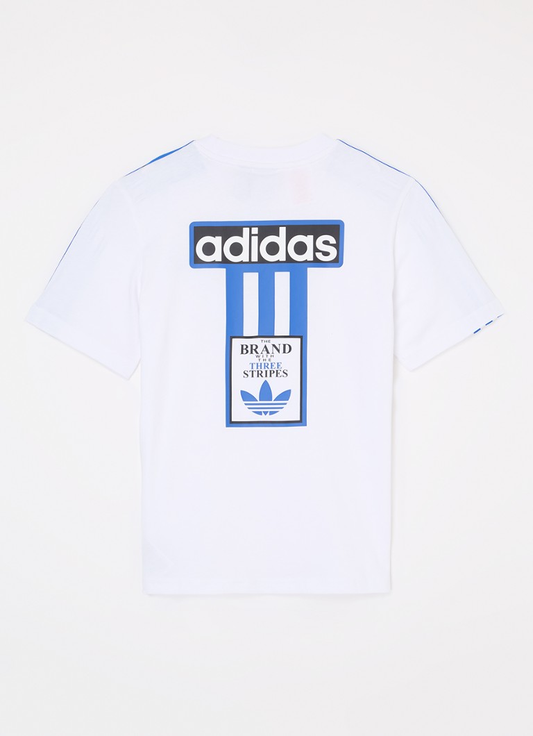 Tricou Adidas cu logo și imprimeu pe spate.