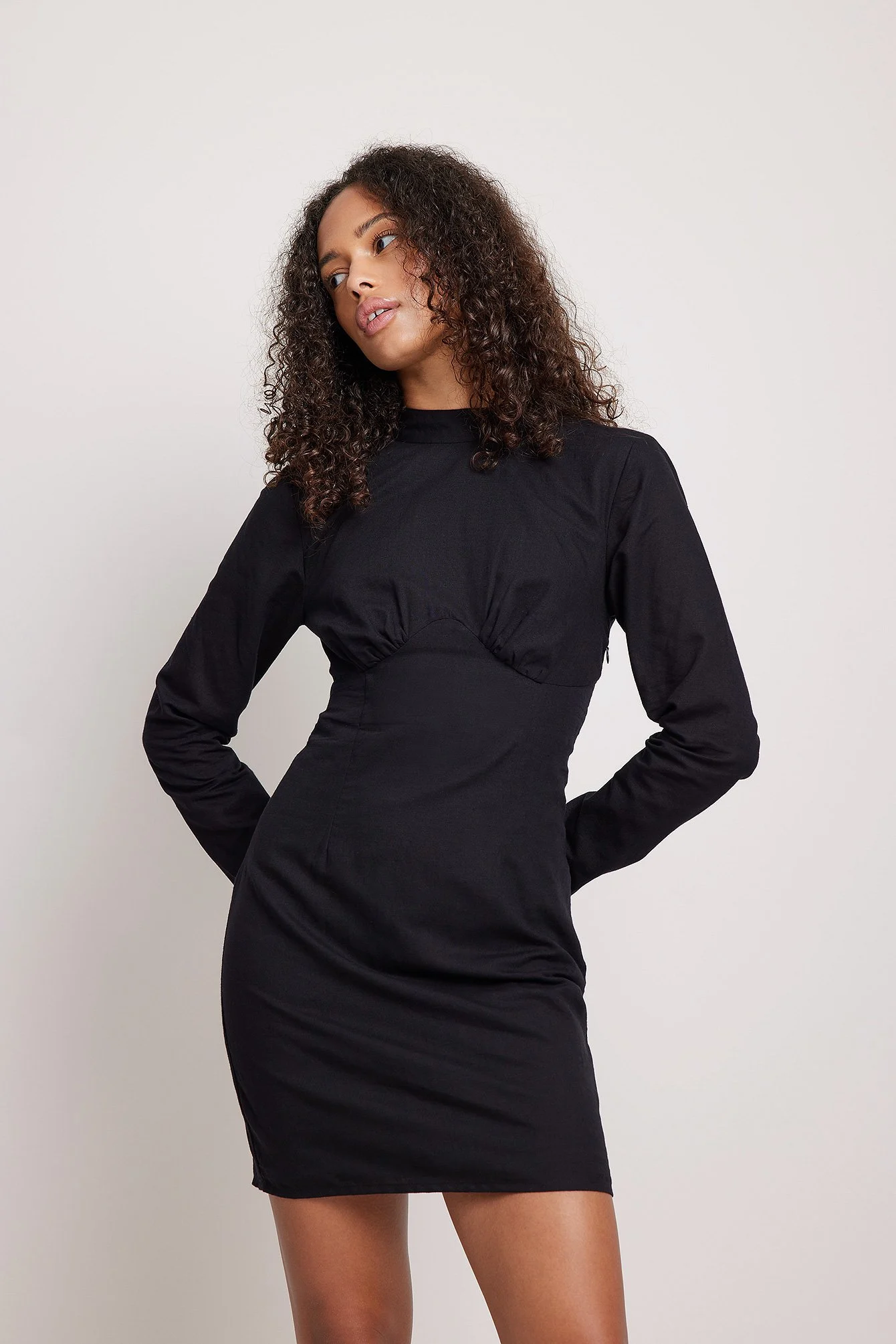 Minikleid mit offenem Rücken