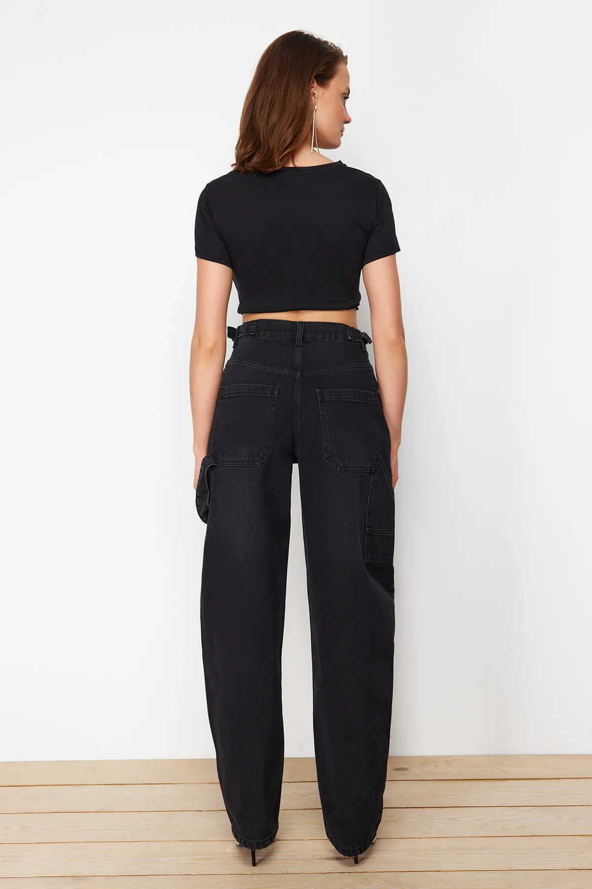 Trendyol Collection  Schwarze Carpenter-Jeans mit lockerer Passform und hoher Taille TWOAW24JE00308