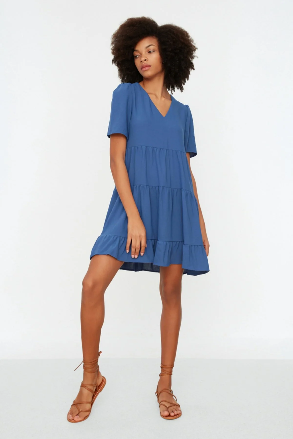 Trendyol Collection  Weit geschnittenes Mini-Webkleid in Indigo TWOSS20EL0400