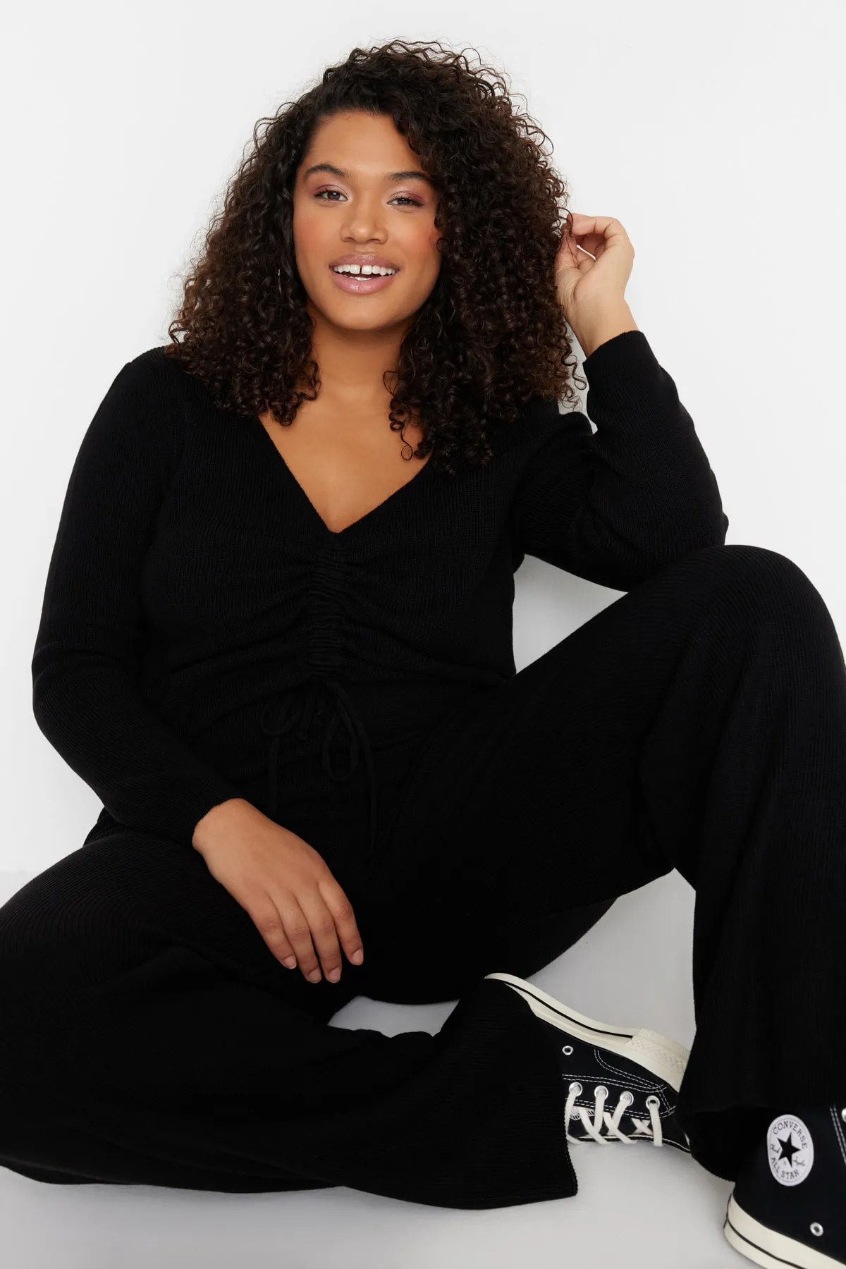 Trendyol Curve  Schwarzes Strickblusen- und Hosenset mit V-Ausschnitt, Krawattendetails TBBAW23CP00037