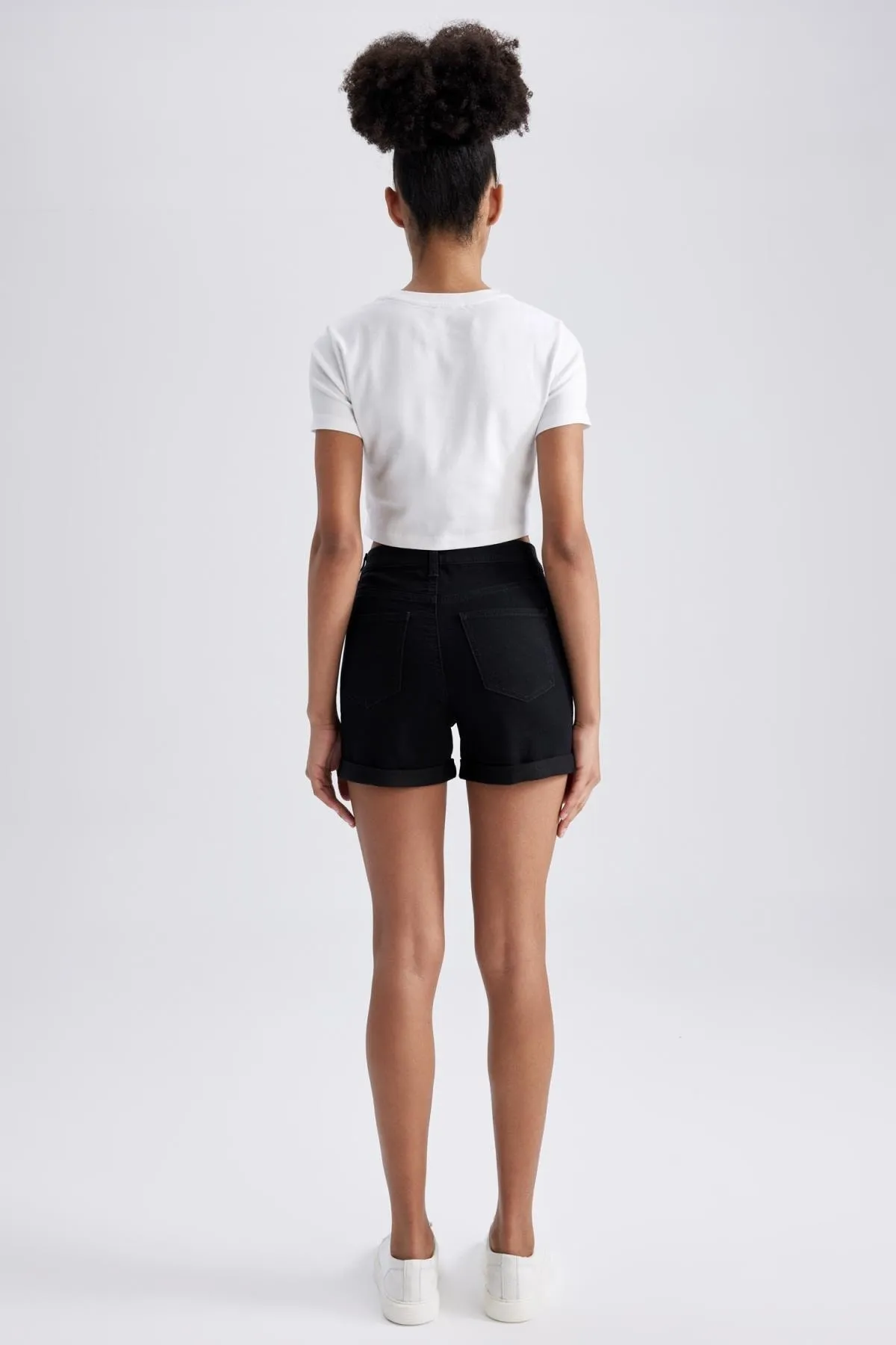DeFacto  Jeans-Shorts mit normaler Taille und umgeschlagenem Bein A1959ax23sm