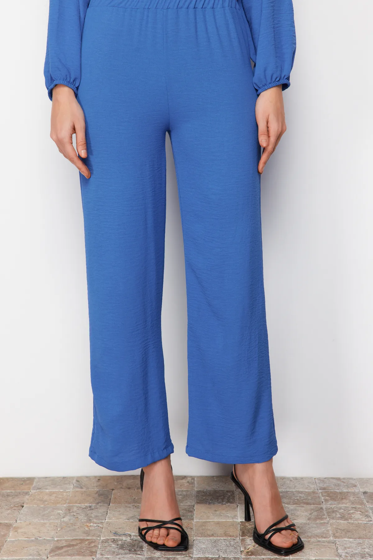 Trendyol Modest  Indigoblaues Aerobin-Set aus Tunika und Hose mit elastischen Ärmeln und weitem Bein, gewebt TCTSS22US0023