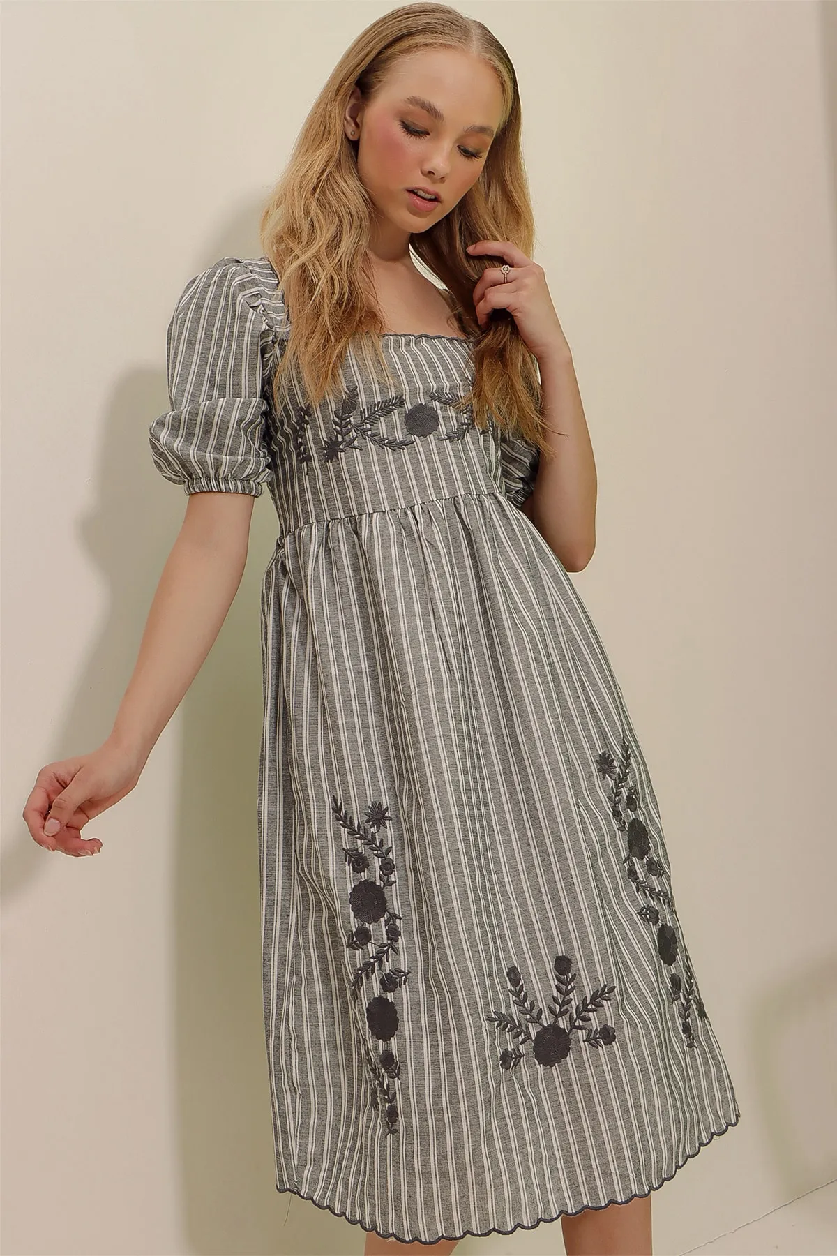 Trend Alaçatı Stili  Graues Damenkleid mit quadratischem Kragen und Prinzessinnenärmeln, gestreift, mit Blumen bestickt, gewebtes Kleid ALC-X8996