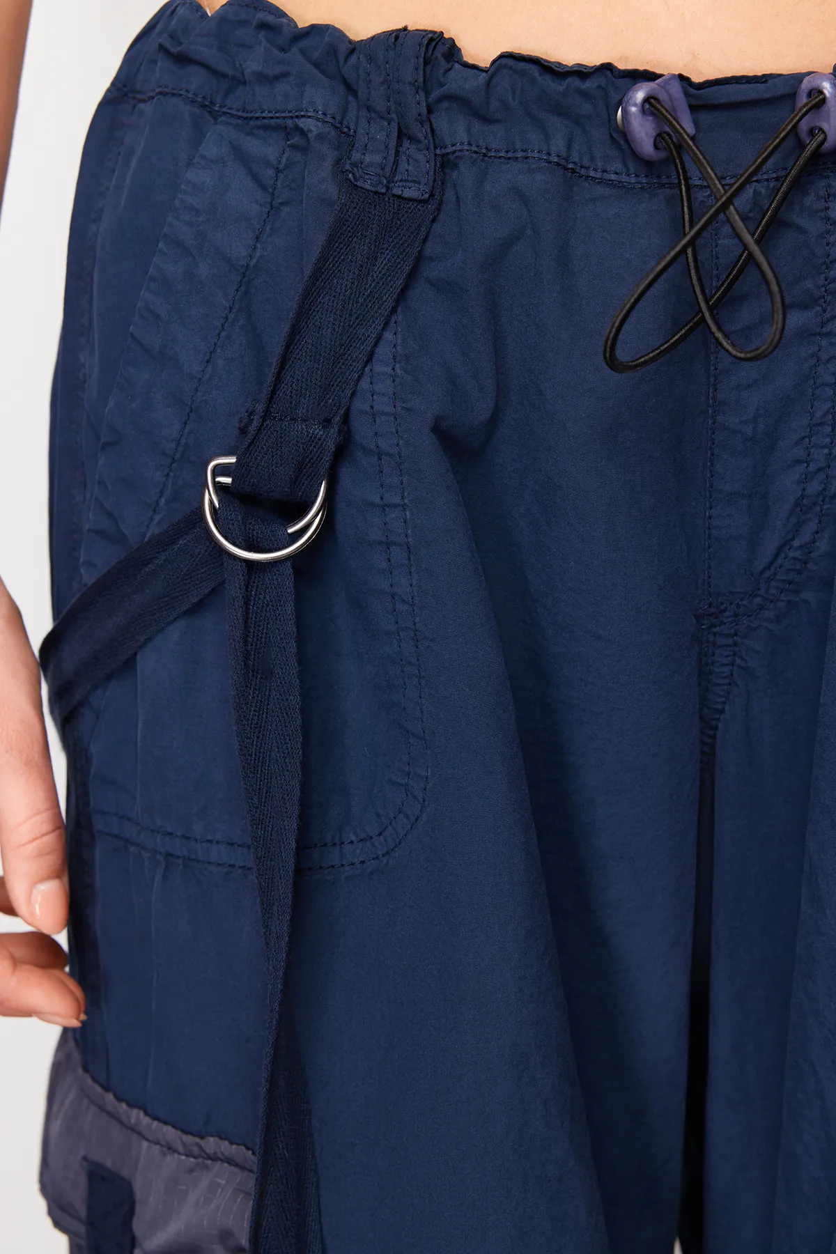 Trendyol Collection  Marineblaue Cargo-Taschen-Jogging-Jeans mit normaler Taille TWOAW24JE00216