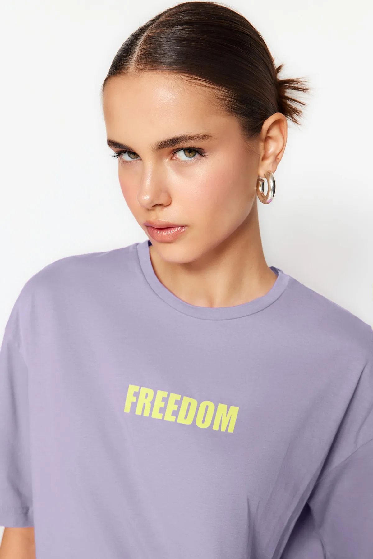 Trendyol Collection  Lilafarbenes Strick-T-Shirt mit Rundhalsausschnitt, Slogan-Aufdruck, 100 % Baumwolle, entspannte/bequeme Passform, TWOSS21TS0316