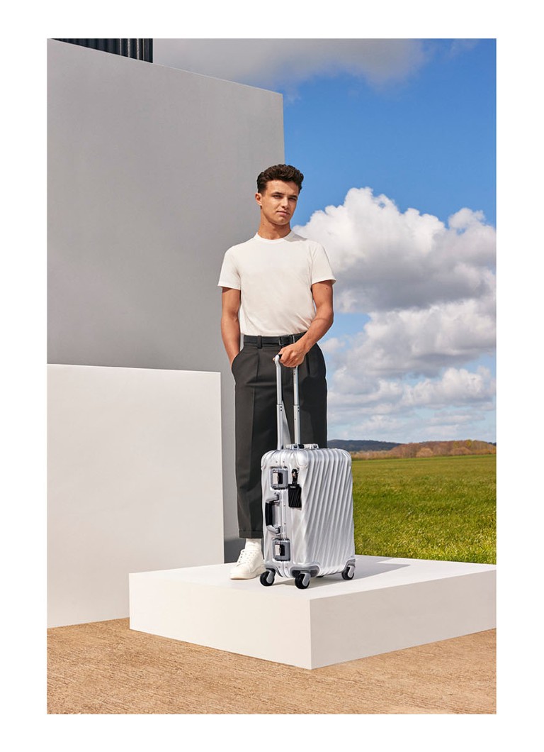 Tumi 19 grādu starptautiskais spineris 56 cm