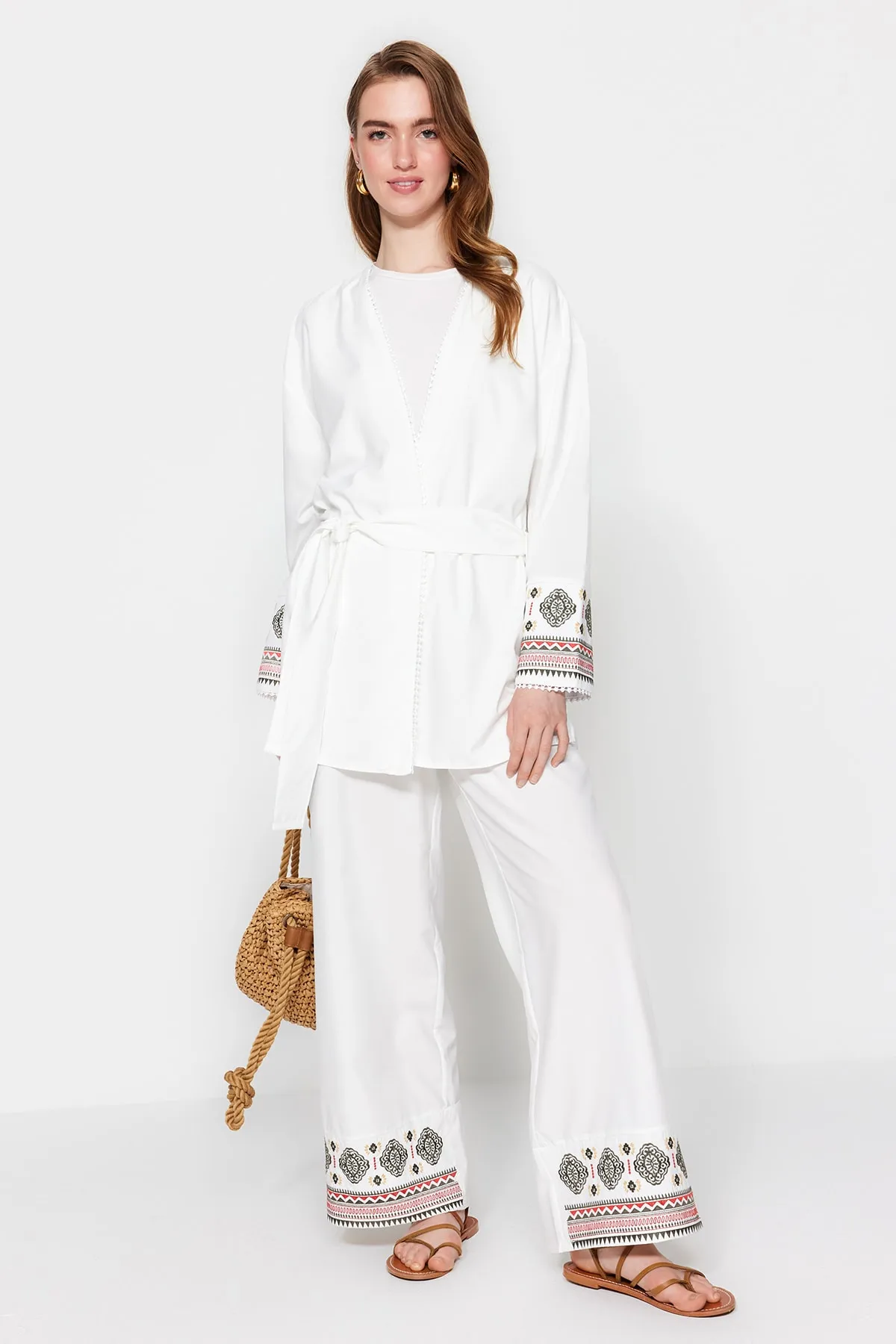 Trendyol Modest  Ecrufarbenes, gewebtes Tunika-Hosen-Set mit Gürtel und ethnischem Muster TCTSS23US00042