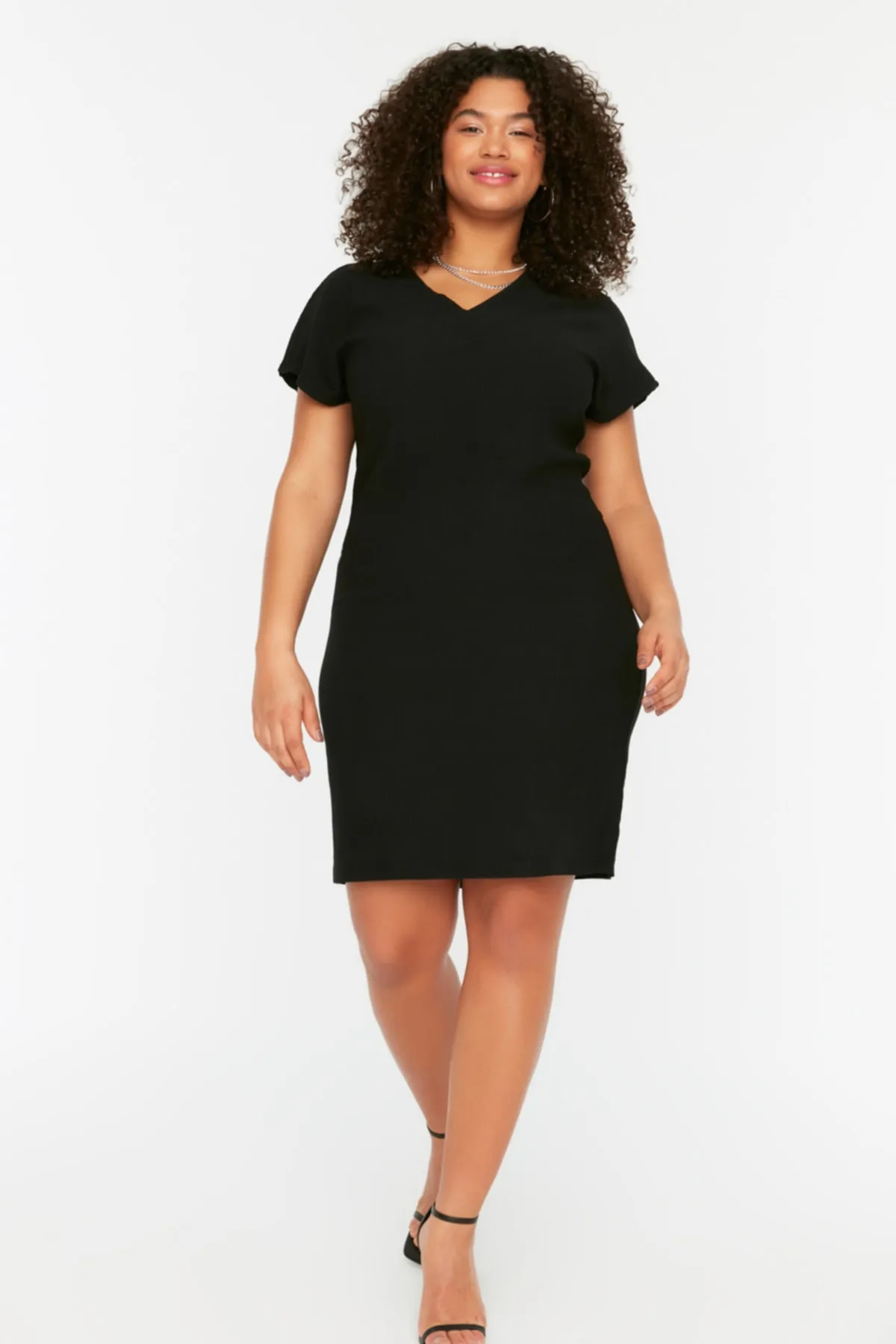 Trendyol Curve  Schwarzes, gerade geschnittenes Strickkleid TBSSS22EL2365
