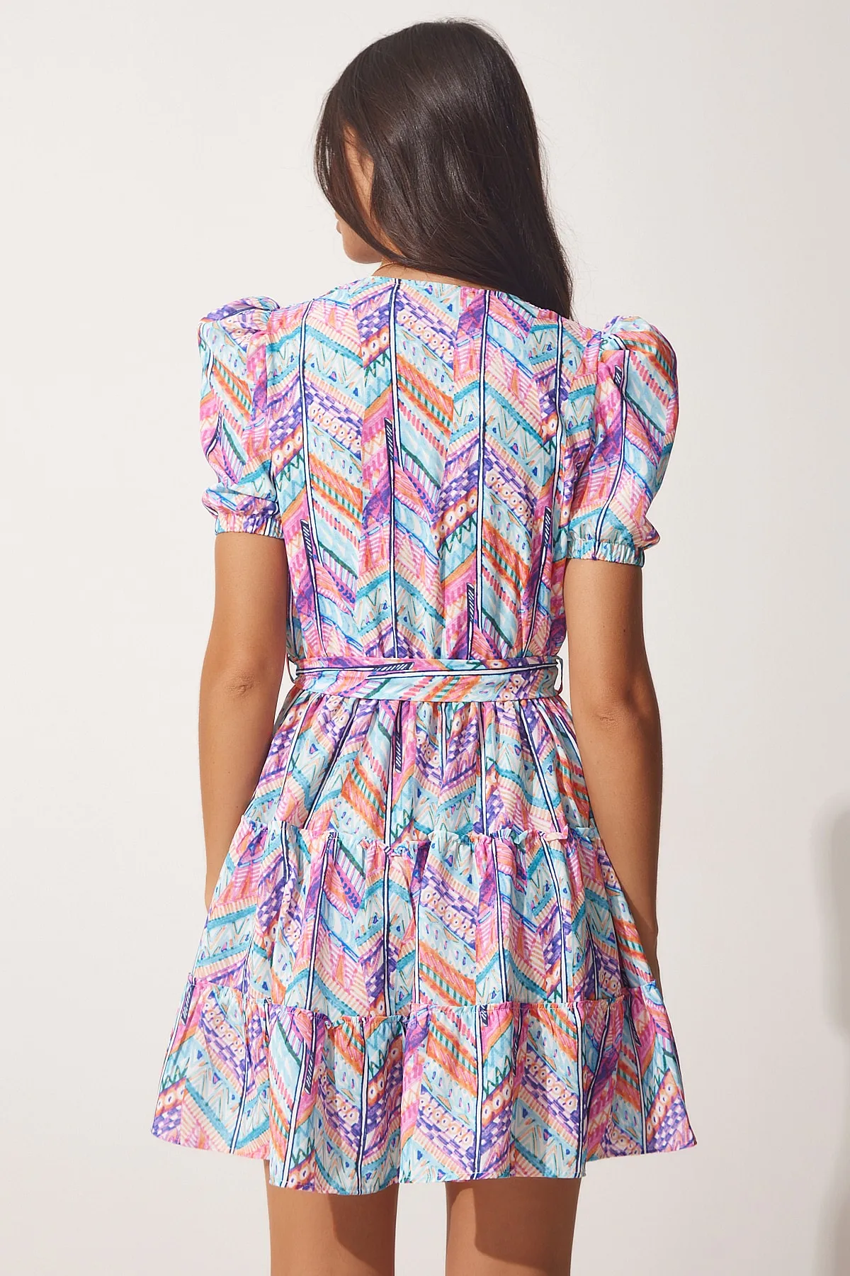 Happiness İstanbul  Lila-blau gemustertes Sommer-Minikleid mit Wickelkragen für Damen RV00113