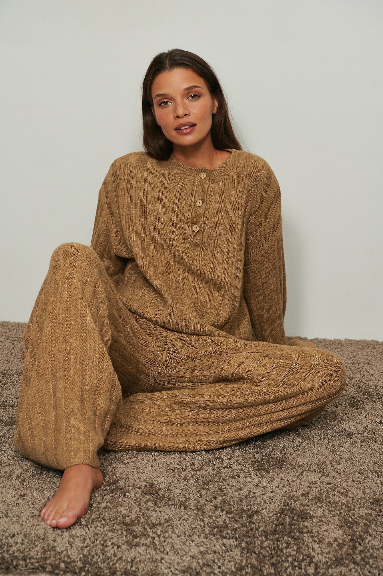 Ripp-Strickpullover mit Knopfdetail