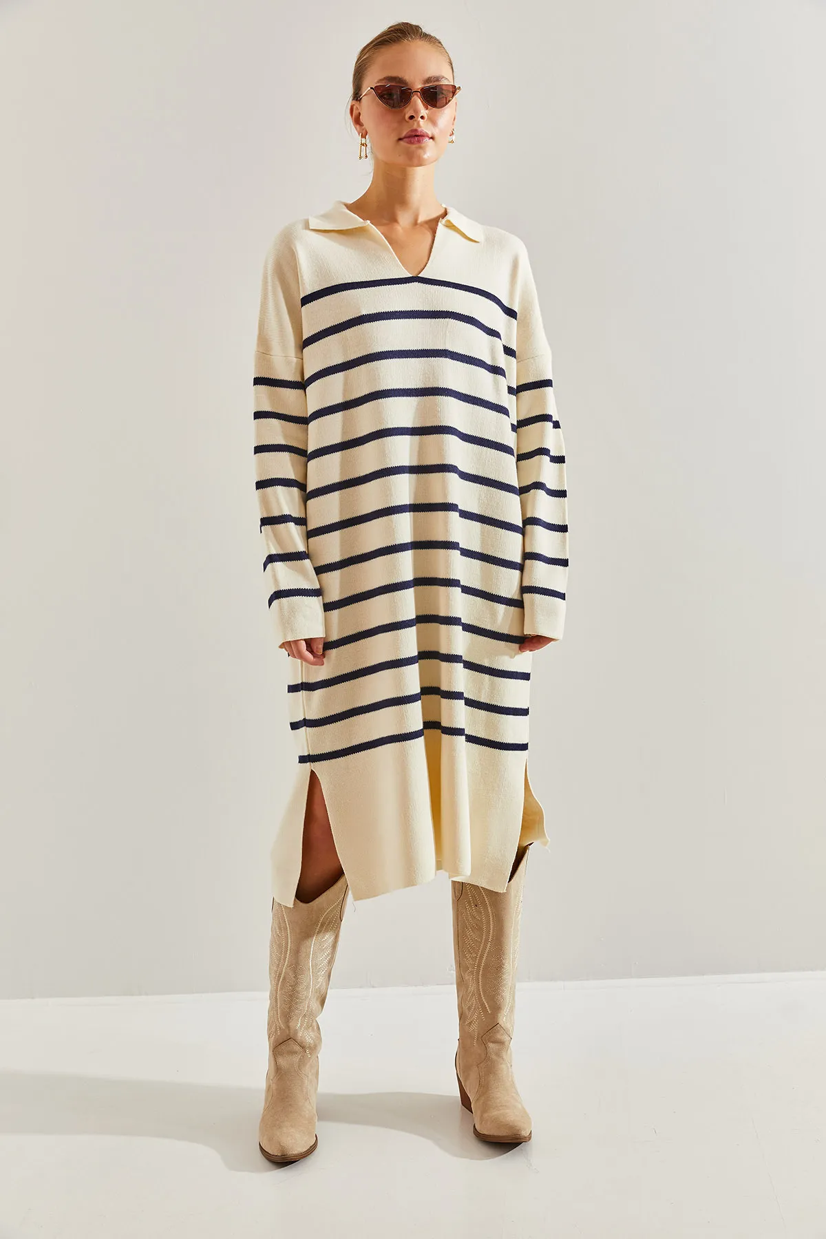 Bianco Lucci  Gestreiftes Strickkleid für Damen mit V-Ausschnitt und seitlichem Schlitz