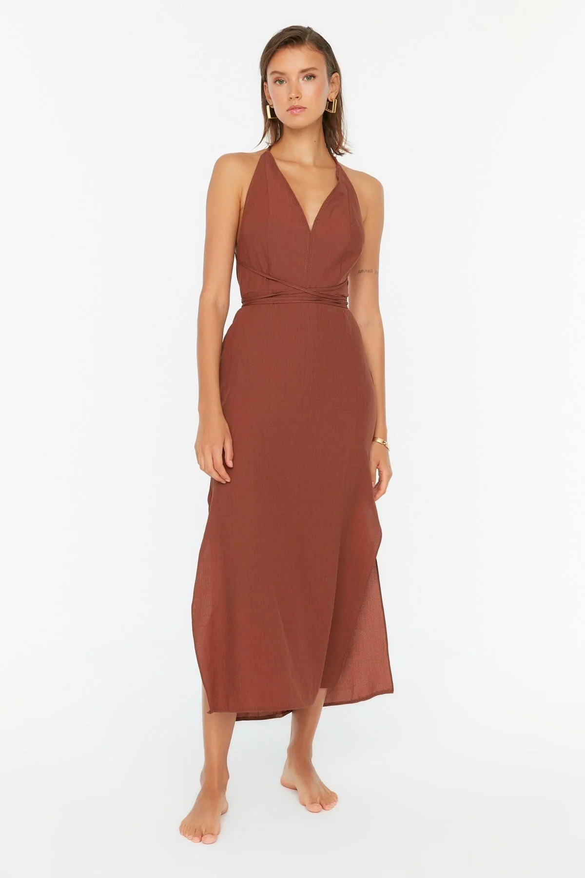 Trendyol Collection  Dunkelbraunes, tief ausgeschnittenes Midi-Strandkleid mit gewebter Rückseite TBESS22EL0727