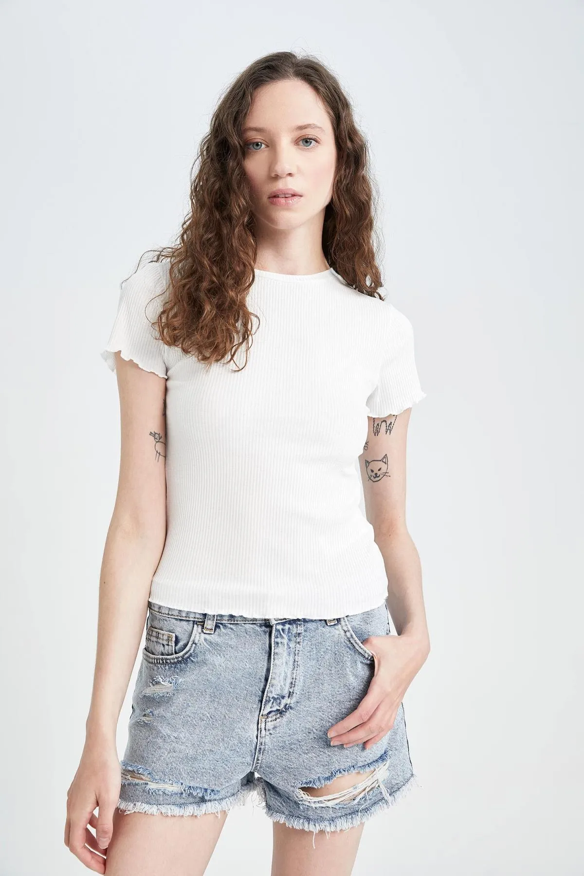 DeFacto  Tailliertes Kurzarm-T-Shirt mit Rundhalsausschnitt K7064az23sm