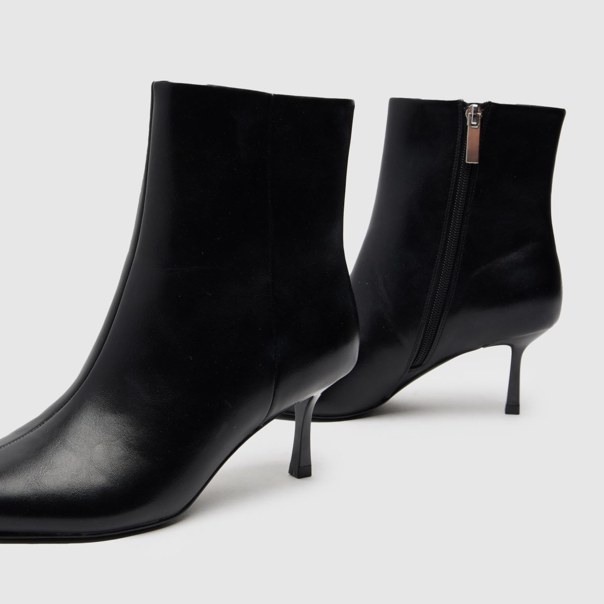 Schuh Brynn – Svarta stövlar med kitten heel