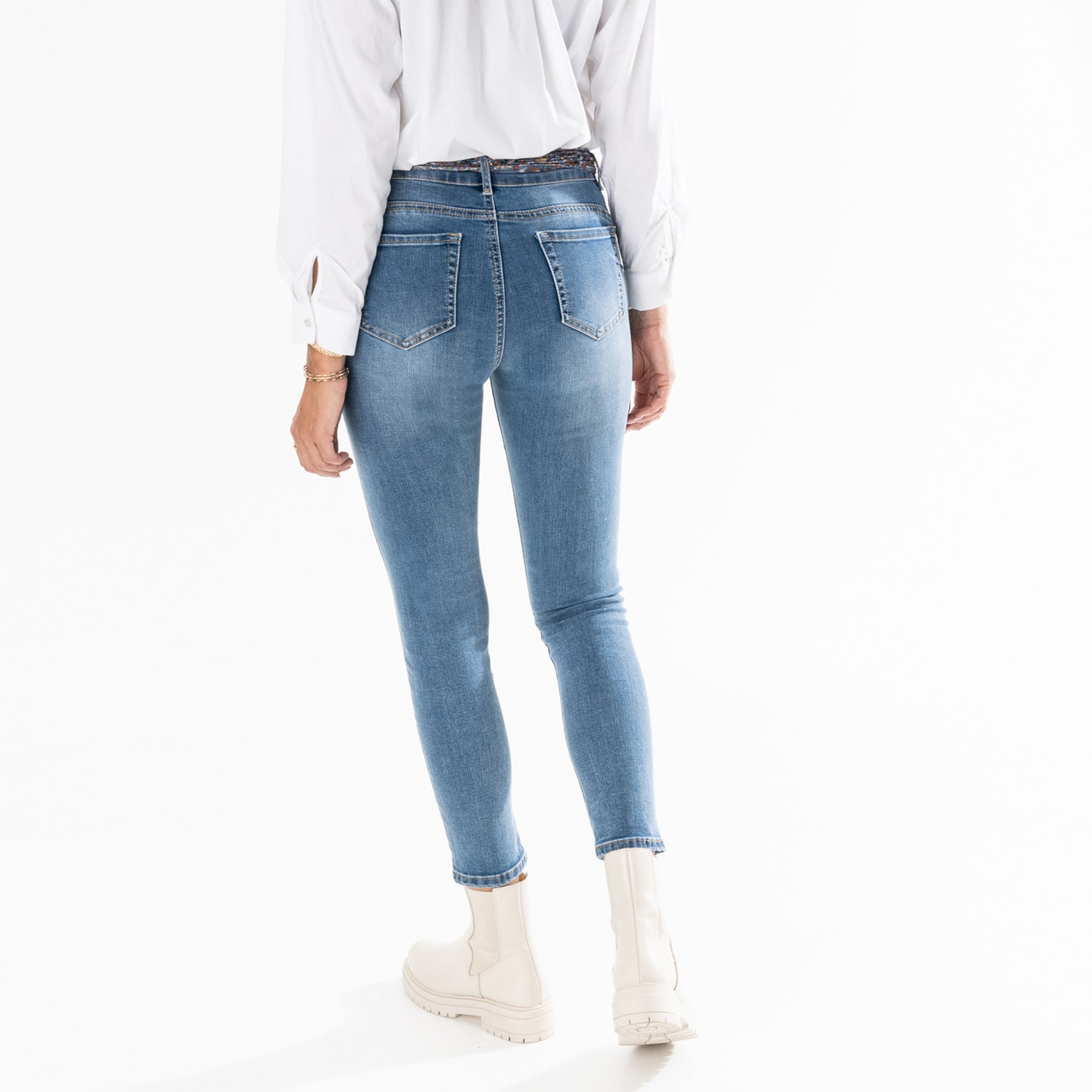 Jean slim TEXTO bleu délavé avec ceinture-foulard