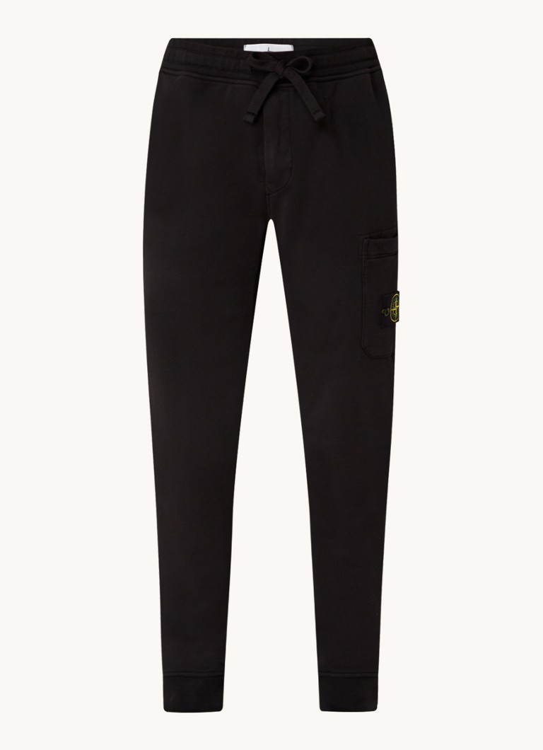 Pantaloni scurți sport Stone Island 64551, mulați, cu buzunare laterale și logo.
