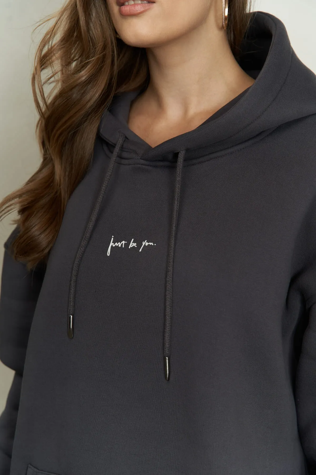 MAİ COLLECTİON  Anthrazitfarbenes Kapuzenpullover „Just Be You“.