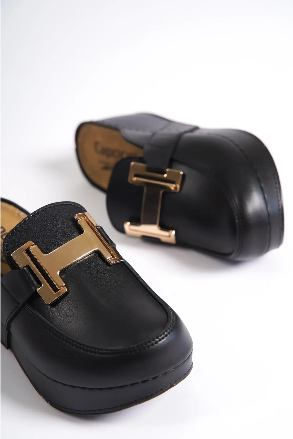 Capone Outfitters  Anatomisch weiche, bequeme Mutterhausschuhe mit Keilabsatz
