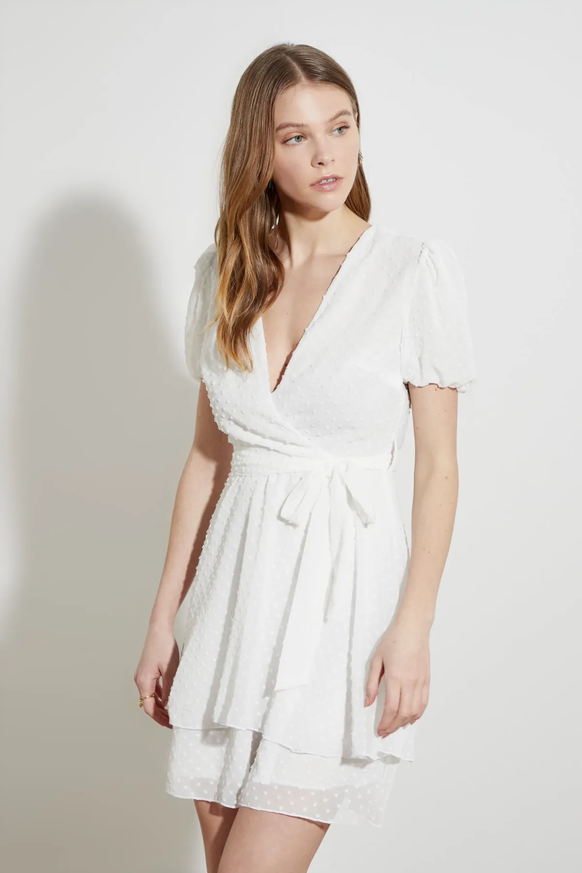 Trendyol Collection  Weißes Kleid aus strukturiertem Stoff mit Gürtel TWOSS21EL1202