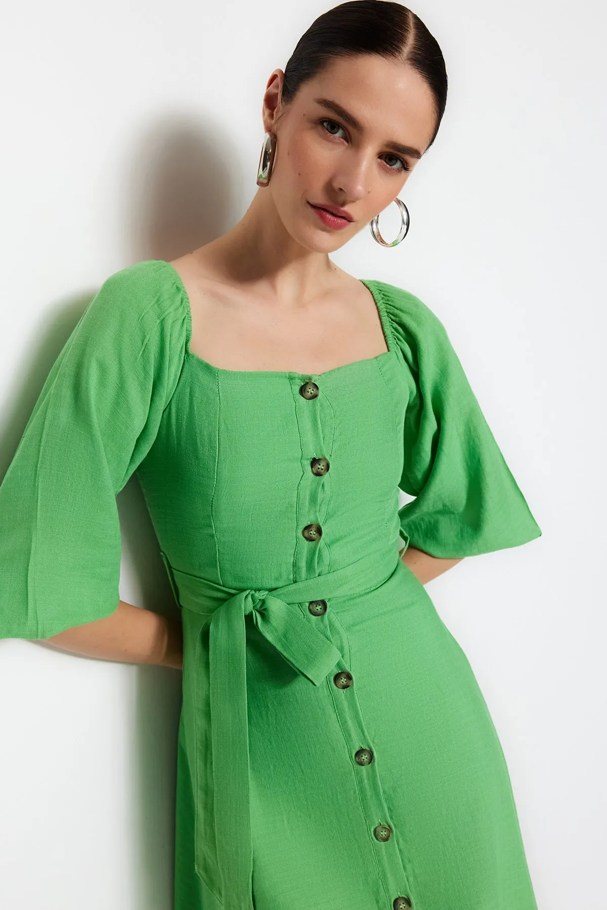 Trendyol Collection  Grünes, gewebtes Midikleid mit Gürtel und Knöpfen TWOSS19IE0009