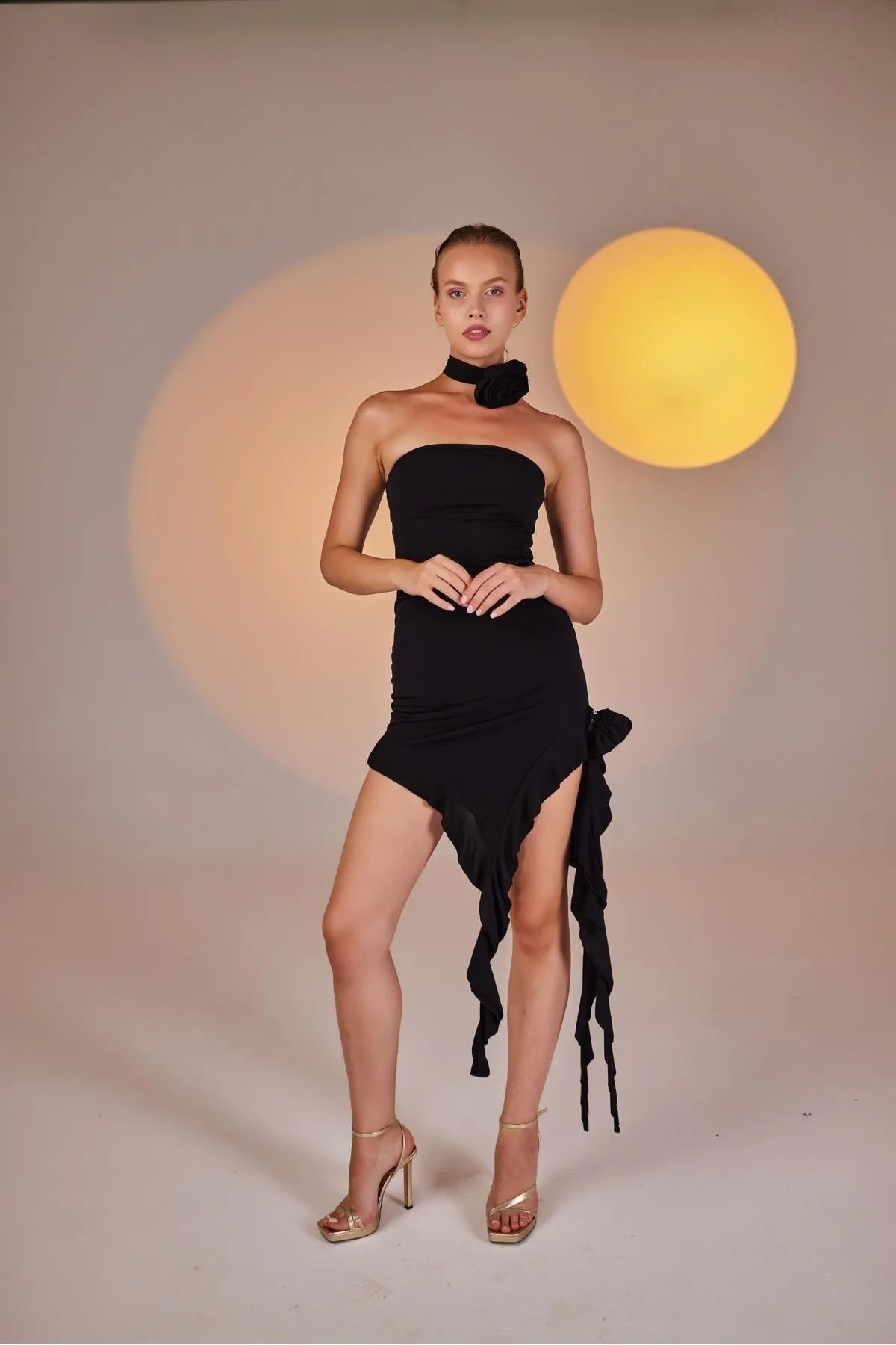 HOLLY LOLLY  Rosanna-Kleid mit Blumendetail und Rüschen in Schwarz