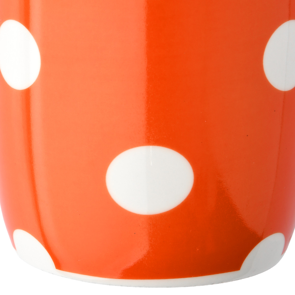Tasse mit weißen Punkten