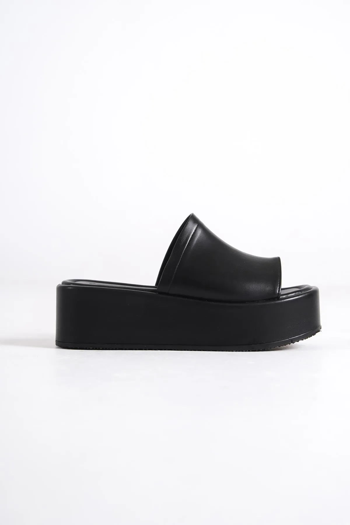 Capone Outfitters  Capone Damen-Sandalen mit einzelnem dicken Riemen und Keilabsatz in Schwarz