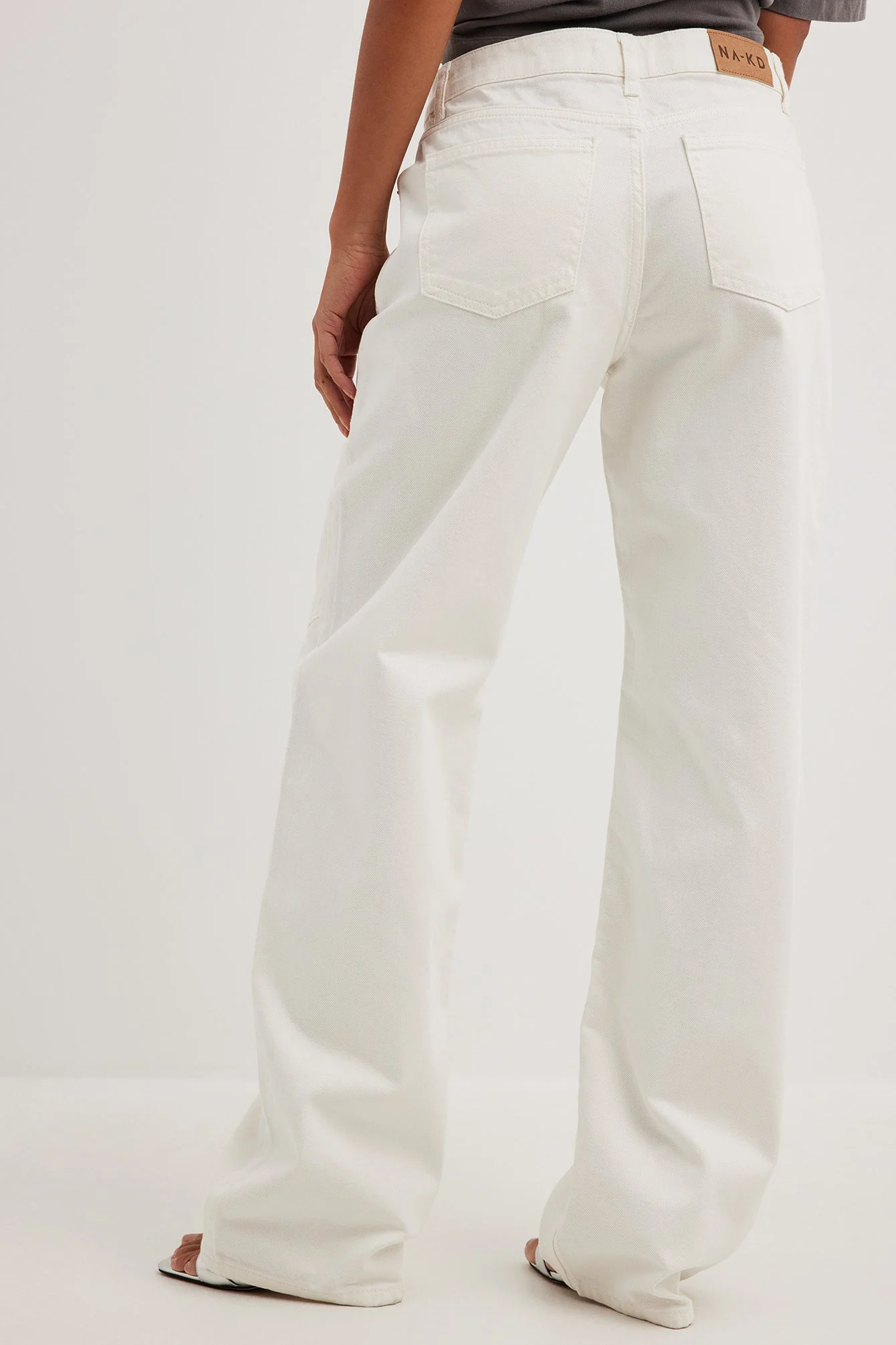 Weite Jeans mit mittlerer Taille und Nahtdetails