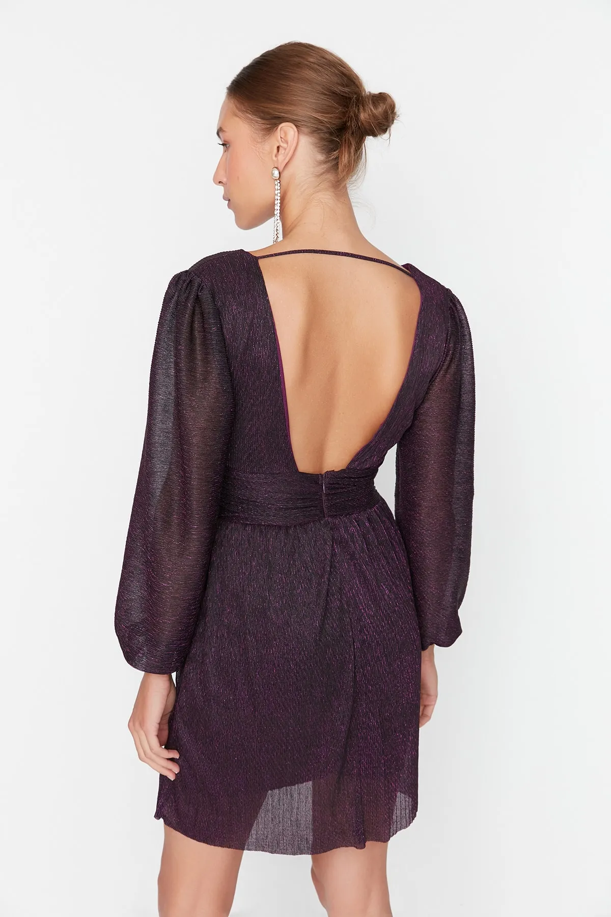 Trendyol Collection  Detailliertes Abendkleid mit lila Ärmeln TPRAW23EL00301