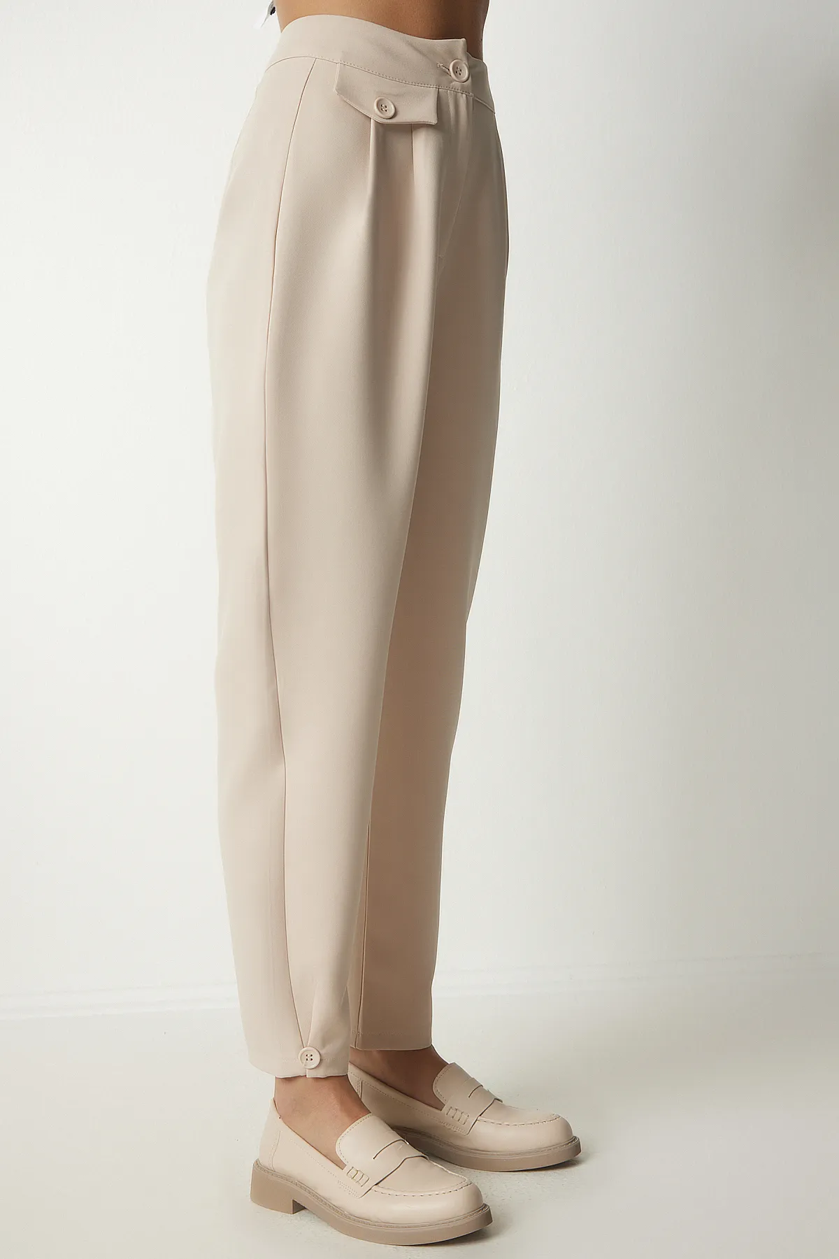 Happiness İstanbul  Stilvolle gewebte Damenhose mit Knöpfen in Creme GK00012