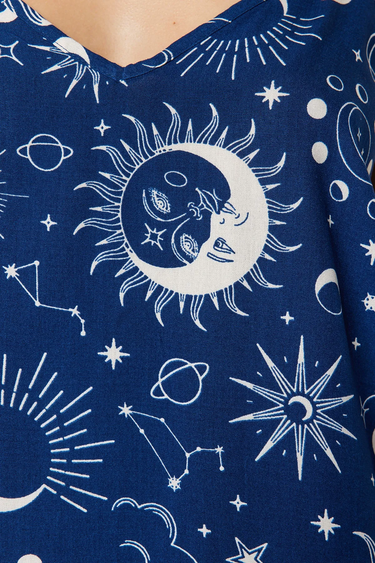 Trendyol Collection  Pyjama-Set aus Viskosegewebe mit Seilträgern und indigoblauem Galaxy-Muster THMSS23PT00006