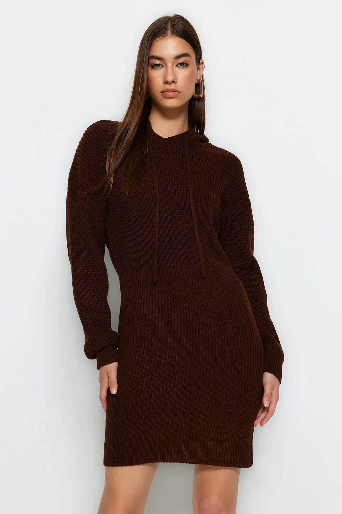 Trendyol Collection  Braunes Mini-Strickkleid mit Kapuze TWOAW23EL00075