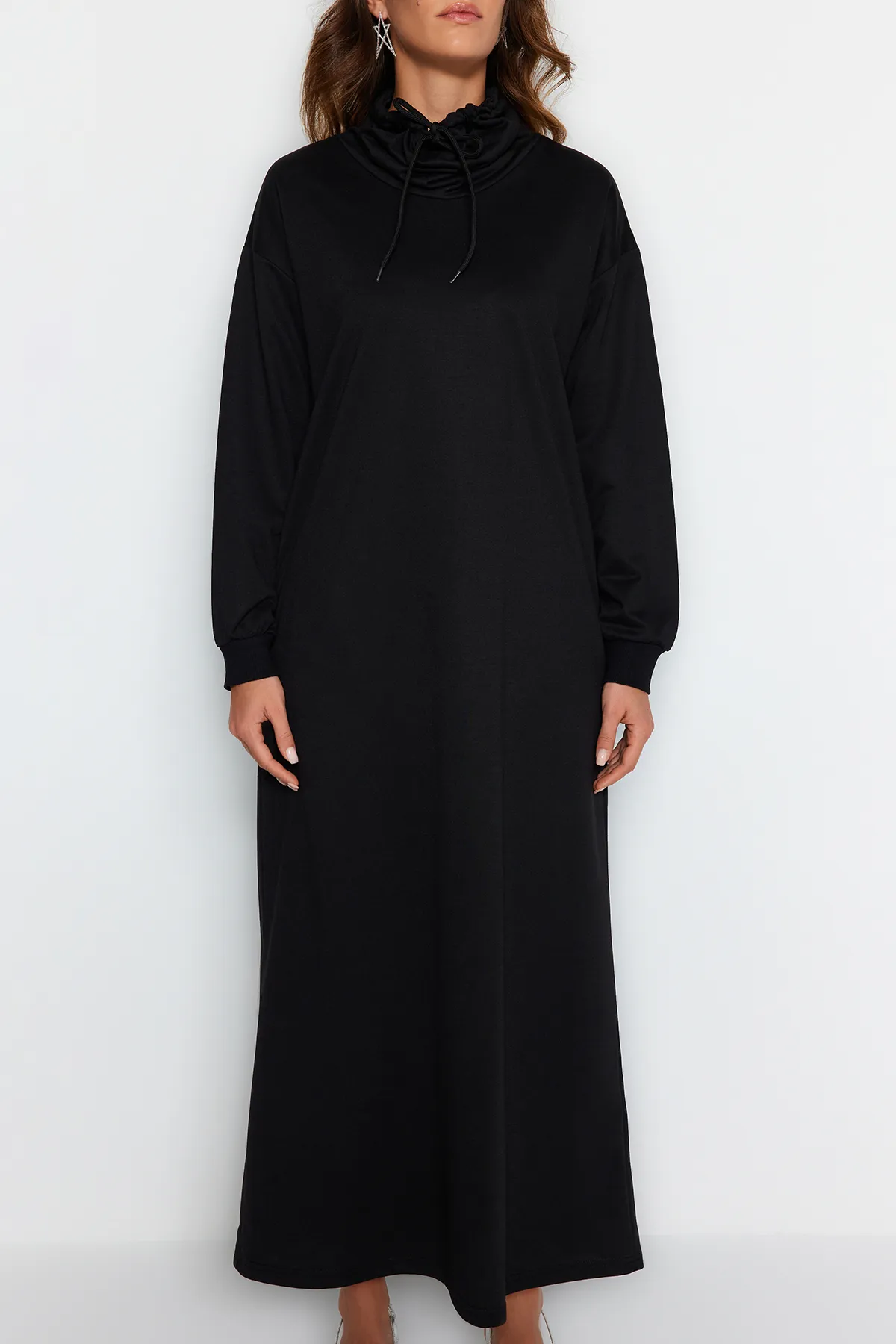 Trendyol Modest  Schwarzes Maxi-Strickkleid mit Degaje-Kragen und Spitzendetail TCTSS22EB0132