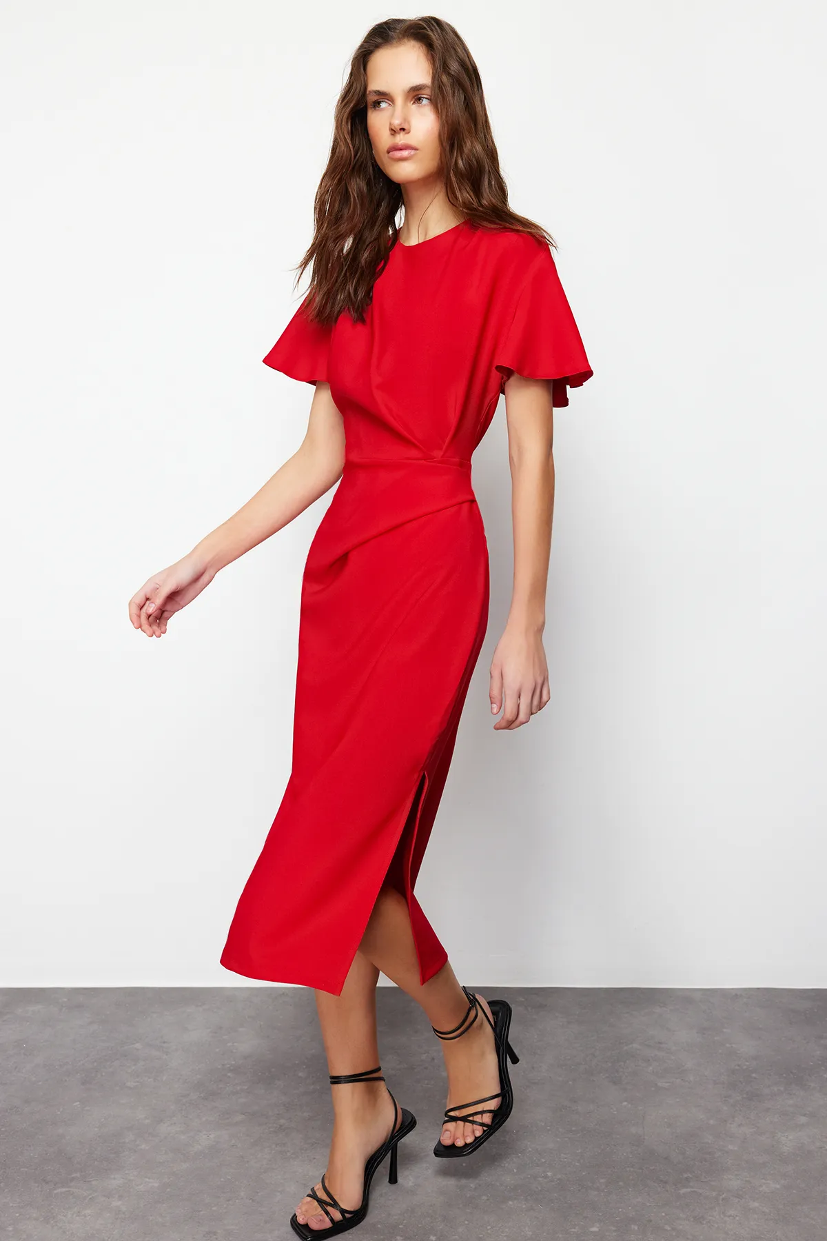 Trendyol Collection  Rotes, gerade geschnittenes, gerafftes Midi-Webkleid TWOSS24EL00713