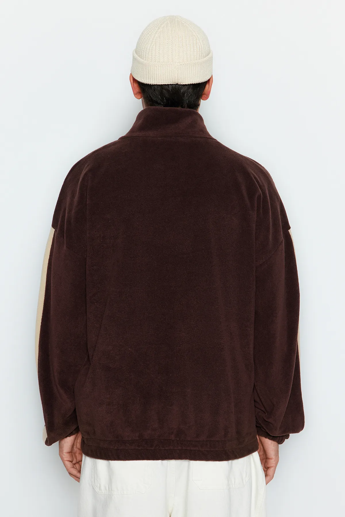 Trendyol Collection  Braunes Unisex-Sweatshirt aus Fleece mit City-Stickerei in Übergröße/weitem Schnitt und Stehkragen TMNAW24SW00034